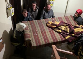 Hapis cezasıyla aranan firari çatıya kaçtı, itfaiye çekyatla önlem aldı