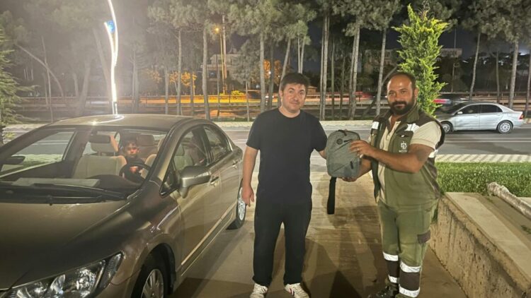 Temizlik işçisi, bulduğu içinde 400 bin liralık 6 bilezik olan çantayı sahibine ulaştırdı
