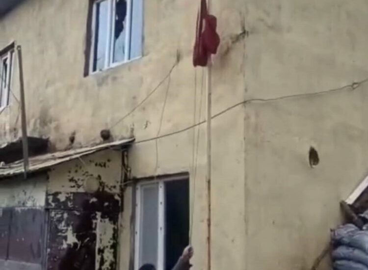 Yüksekova’da okuldaki yangında köylüler, gönderdeki Türk bayrağını indirip muhafaza altına aldı