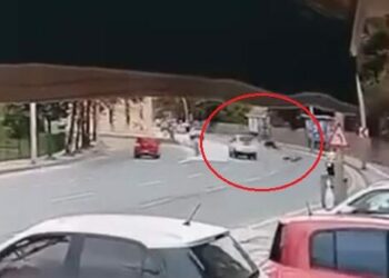 Ankara'da elektrikli bisiklet ile otomobilin çarpıştığı kaza anı kamerada