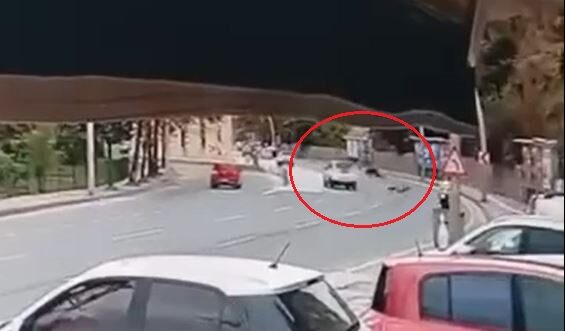 Ankara'da elektrikli bisiklet ile otomobilin çarpıştığı kaza anı kamerada