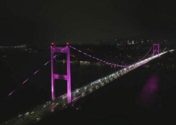 FSM Köprüsü 'Meme Kanseri Farkındalık Ayı' kapsamında pembe ışıklarla aydınlatıldı / Havadan görüntü