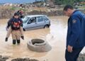 Hatay'da sağanak; otomobilde mahsur kalan öğrencileri itfaiye kurtardı