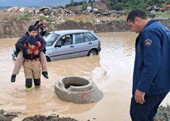 Hatay'da sağanak; otomobilde mahsur kalan öğrencileri itfaiye kurtardı