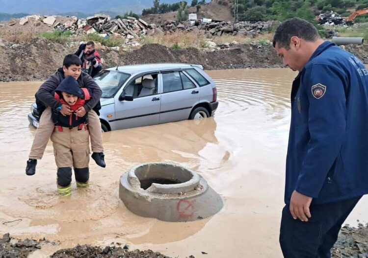 Hatay'da sağanak; otomobilde mahsur kalan öğrencileri itfaiye kurtardı