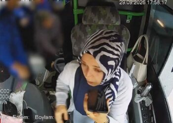 Otobüste fenalaşan yolcusunun yardımına koştu
