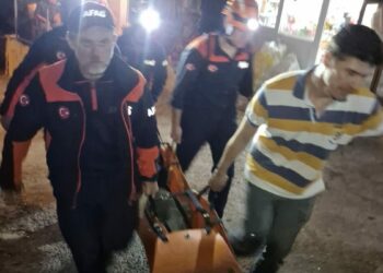 Milas’ta yürüyüş sırasında fenalaşan kişiyi AFAD ve jandarma ekipleri tahliye etti