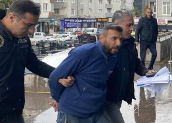 Bayrağı çöpe attı ‘vatan hainleri’ diye paylaşım yaptı