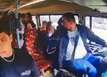 Yolcularla konuşurken kaza yaptı