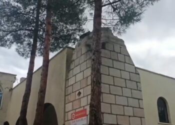 Diyarbakır’da kuvvetli rüzgarla caminin minaresi evin damına devrildi