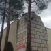 Diyarbakır’da kuvvetli rüzgarla caminin minaresi evin damına devrildi