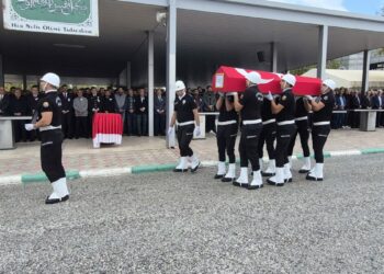 Alabora olan teknede yaşamını yitiren polis, toprağa verildi