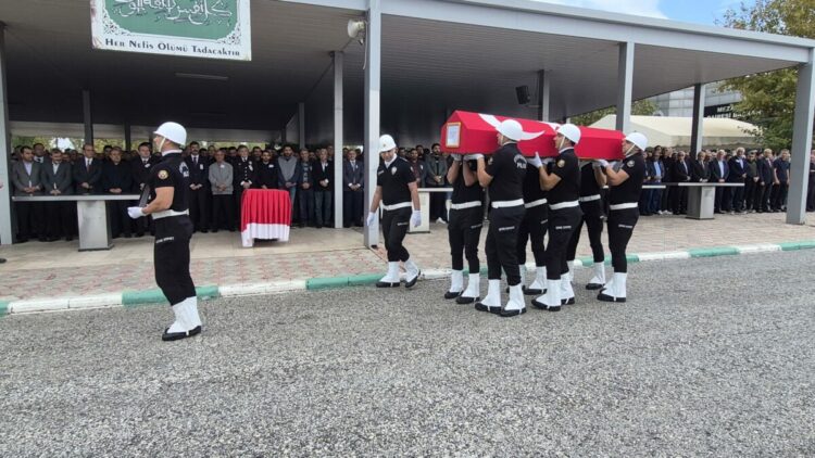 Alabora olan teknede yaşamını yitiren polis, toprağa verildi