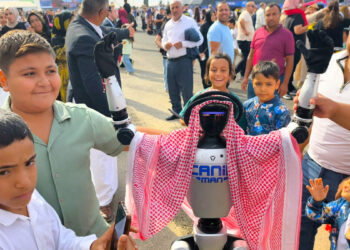 CANİKMAN, TEKNOFEST Güneydoğu’da puşi takıp dans etti
