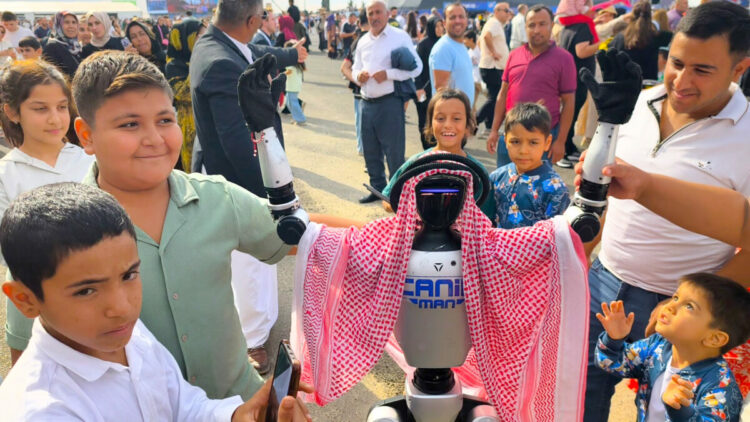 CANİKMAN, TEKNOFEST Güneydoğu’da puşi takıp dans etti