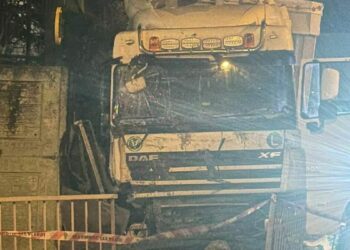 Arnavutköy'de seyir halindeki TIR, otobüs durağına daldı