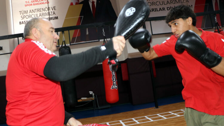 Ağabeyinin tavsiyesiyle kick boksa başlayan Furkan’ın hedefi dünya şampiyonluğu