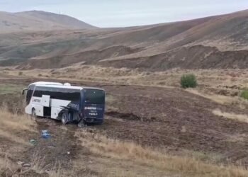 Yolcu otobüsü tarlaya girdi: 2’si çocuk 9 yaralı