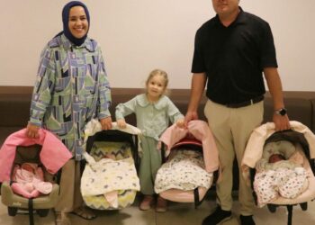 İkinci çocuk isterken, dördüzleri oldu