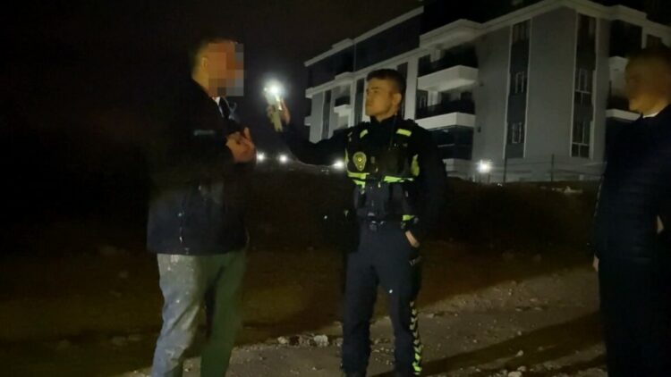 Otomobille polisten kaçan 2 kişinin ‘sürücü ben değilim’ kavgası