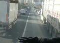 Mardin’de sürücüler, itfaiye aracına ‘fermuar yöntemiyle’ yol verdi