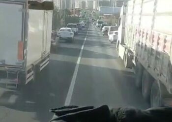 Mardin’de sürücüler, itfaiye aracına ‘fermuar yöntemiyle’ yol verdi