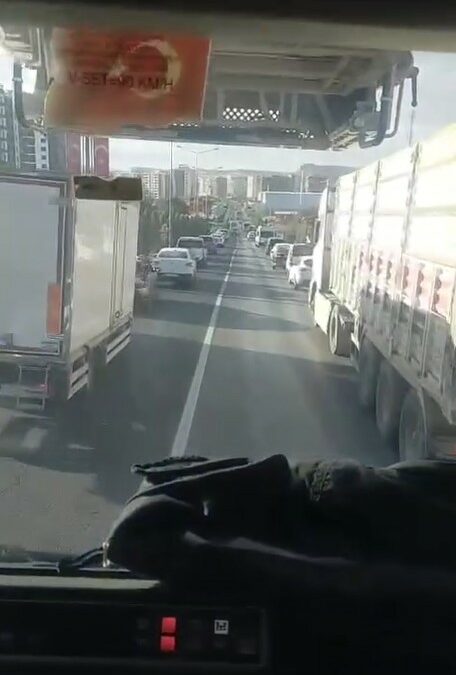 Mardin’de sürücüler, itfaiye aracına ‘fermuar yöntemiyle’ yol verdi