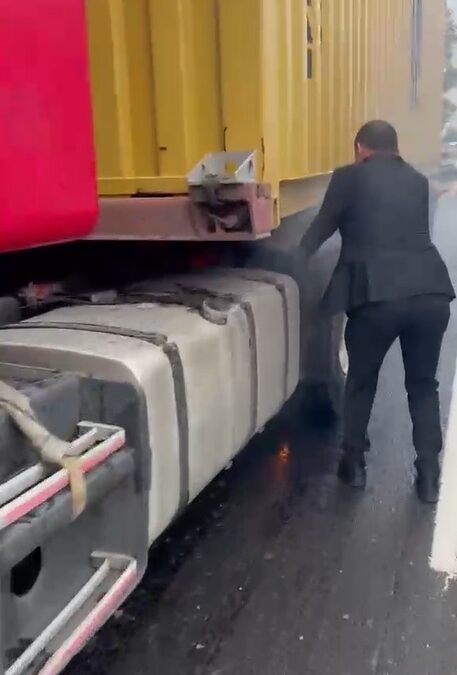 TIR'ın lastiklerinde çıkan yangına ilk müdahaleyi Yeni Parti ilçe başkanı yaptı