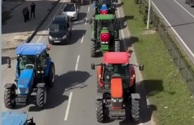 Çeltik üreticileri traktörlerle konvoy oluşturdu