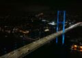 İstanbul Boğazı’ndaki köprüler turkuaz renge büründü