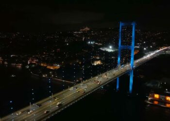 İstanbul Boğazı’ndaki köprüler turkuaz renge büründü