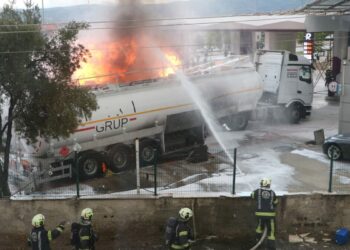 Akaryakıt istasyonunda tankerde çıkan yangın, yanındakine de sıçradı