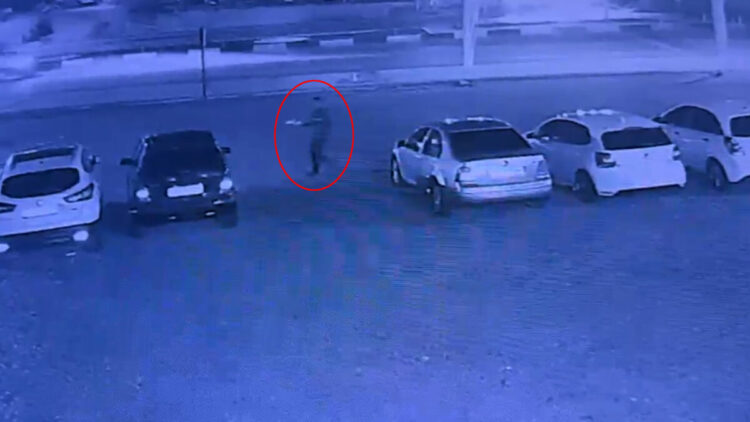 Benzin dökerek 6 otomobili ateşe verdi