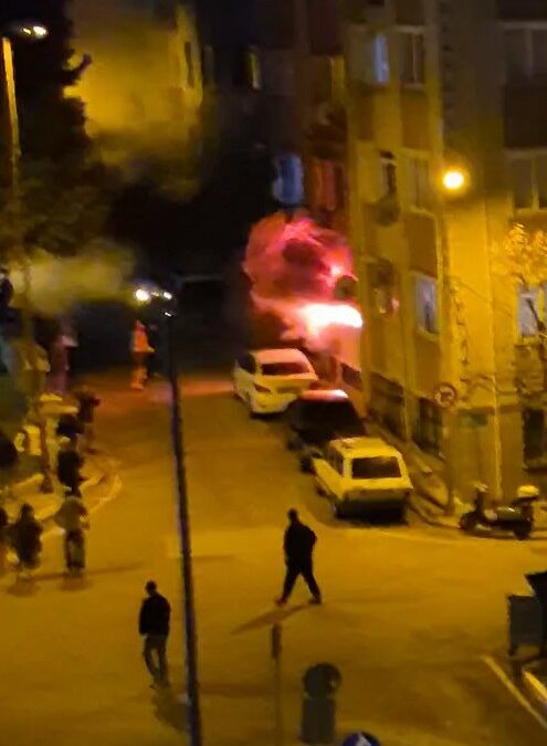 4 katlı binada doğal gaz kaynaklı patlama; 6 yaralı