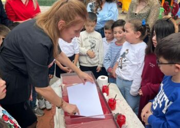 Minik eller ebru sanatıyla Türk bayrağı işledi