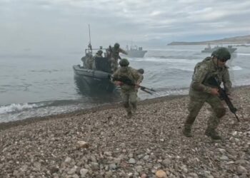 İzmir'de komandolardan 'deniz hücum harekatı' eğitimi