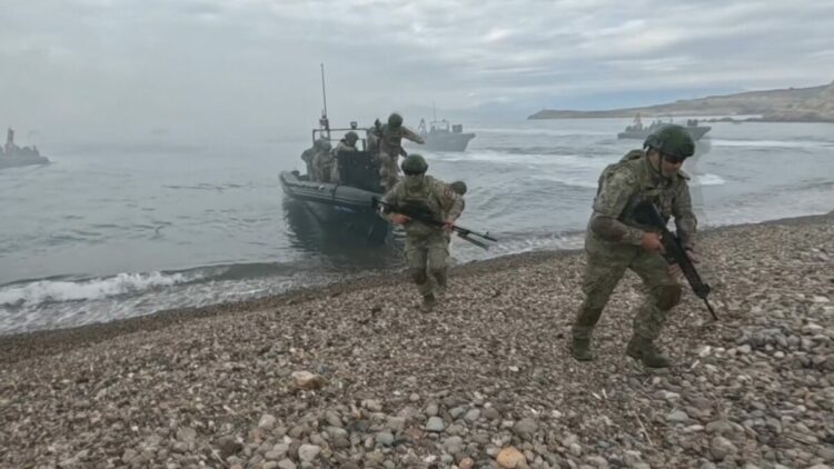 İzmir'de komandolardan 'deniz hücum harekatı' eğitimi