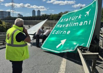 Esenler'de damperi açık hafriyat kamyonu yön tabelalarına çarptı