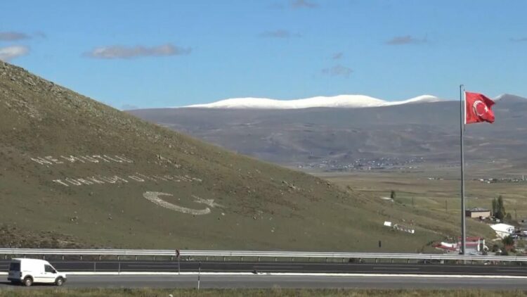 Ardahan'ın yüksek kesimlerine kar yağdı