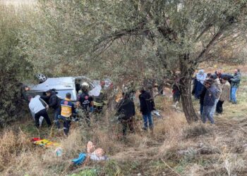 Otomobil, şarampole yuvarlandı: 5 yaralı