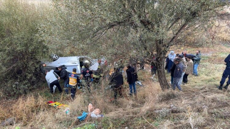 Otomobil, şarampole yuvarlandı: 5 yaralı