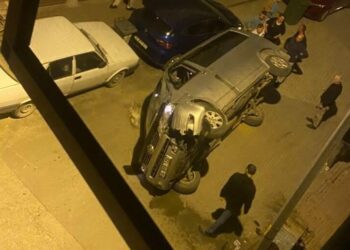 Bursa'da elektrik panosuna çarpıp devrilen minibüsün sürücüsü kaçtı