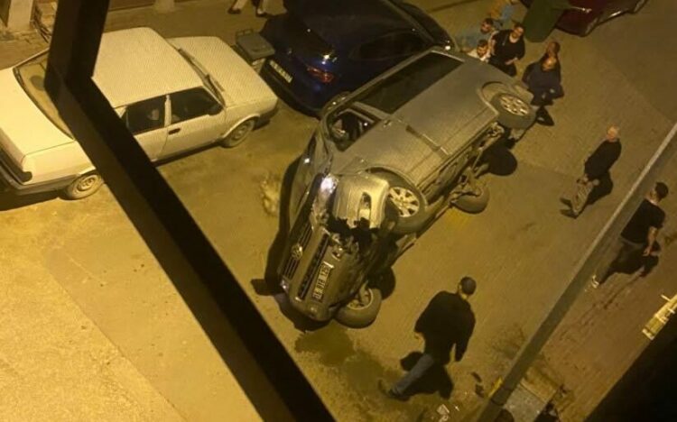 Bursa'da elektrik panosuna çarpıp devrilen minibüsün sürücüsü kaçtı