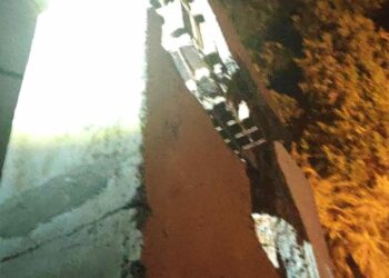 Kozan’da yıldırım düştü; elektrik direği ve bina zarar gördü, araçlarda hasar oluştu