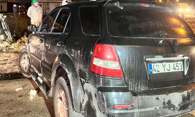 Cip, iş yerinin bahçe duvarına çarptı: 4 yaralı
