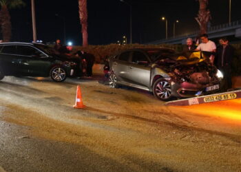 İzmir’de 7 otomobil, 1 motosikletin karıştığı zincirleme kaza: 4 yaralı