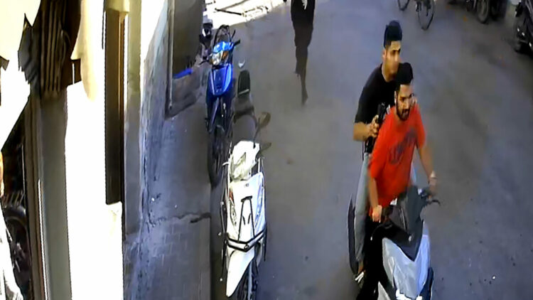 Çantasını gasbeden şüphelinin peşinden koştu
