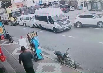 4 aracın karıştığı zincirleme kaza kamerada