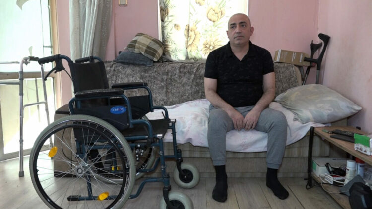 Bir gecede felç kaldı, tekrar adım atabilmek için 3 yıldır çalışıyor