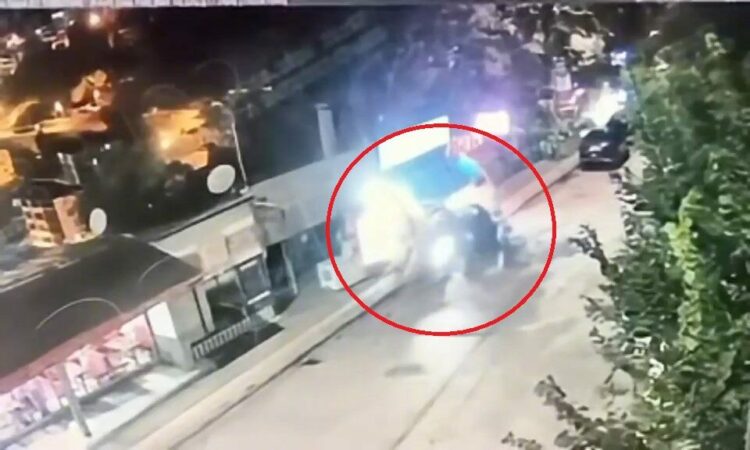 Otomobilin çarpmasıyla 6 kişinin yaralandığı kaza kamerada